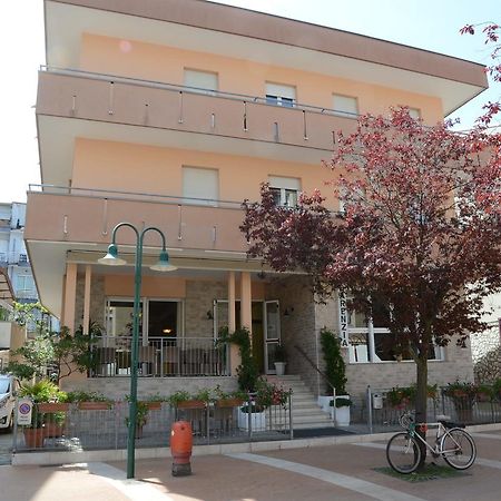 Albergo Larenzia Католика Екстериор снимка