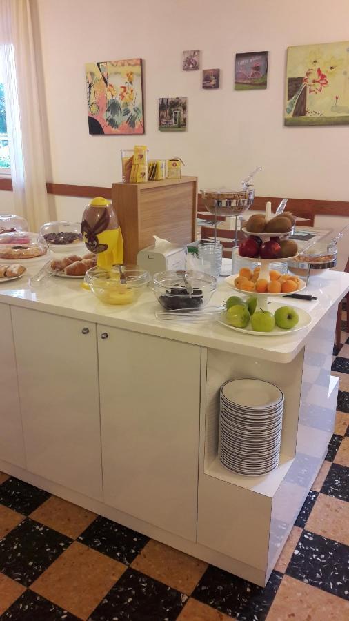 Albergo Larenzia Католика Екстериор снимка