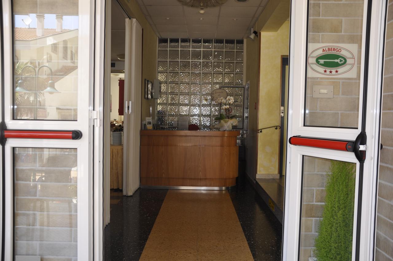Albergo Larenzia Католика Екстериор снимка