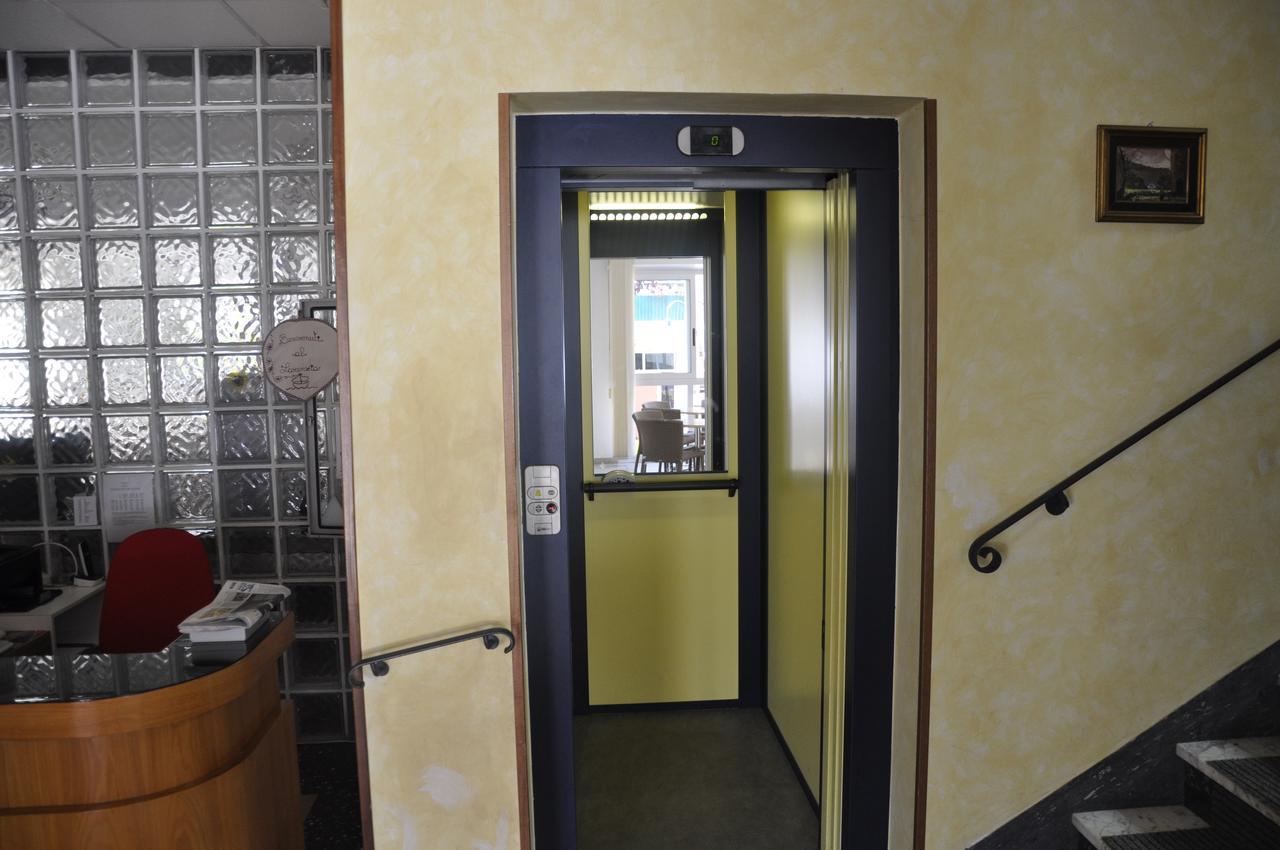 Albergo Larenzia Католика Екстериор снимка