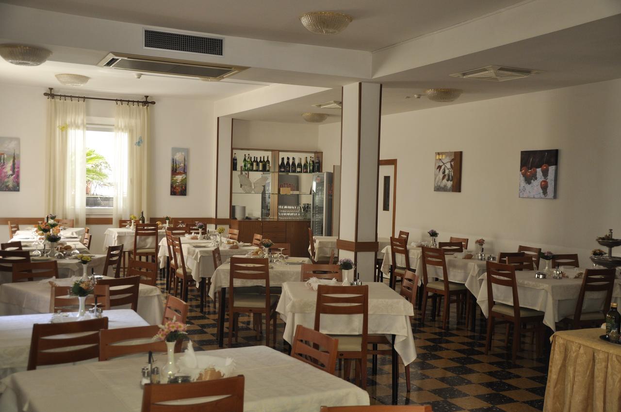 Albergo Larenzia Католика Екстериор снимка