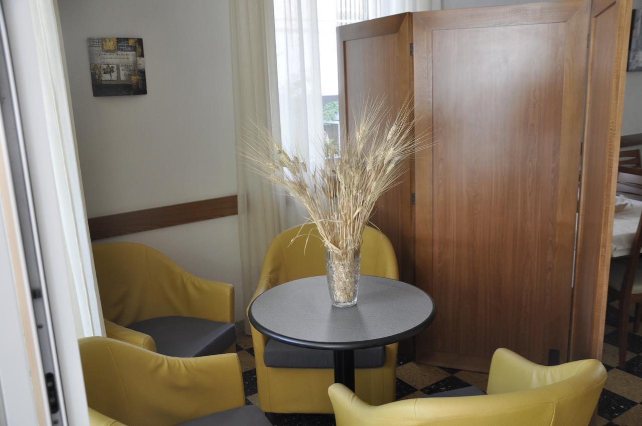 Albergo Larenzia Католика Екстериор снимка