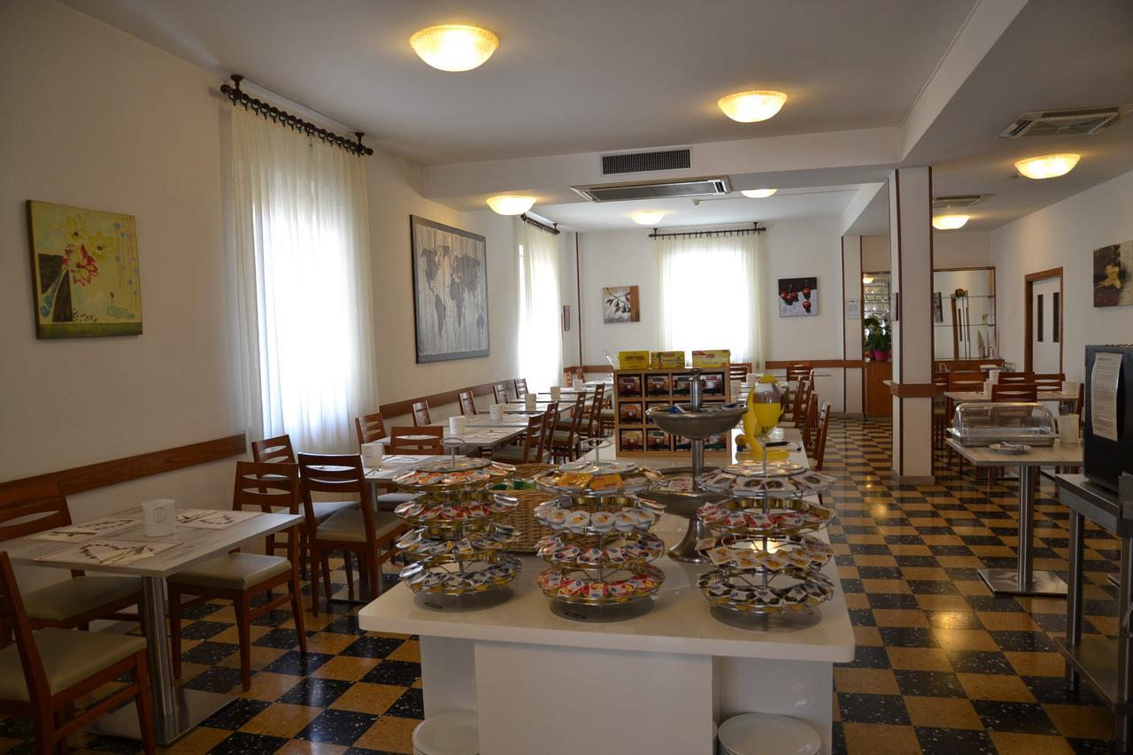 Albergo Larenzia Католика Екстериор снимка
