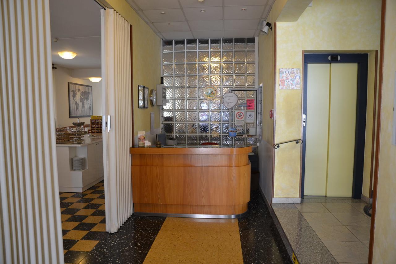 Albergo Larenzia Католика Екстериор снимка