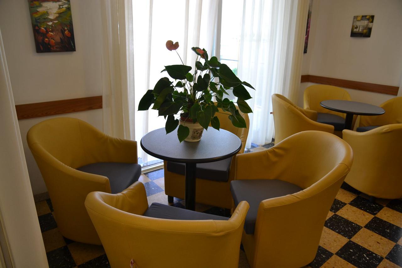 Albergo Larenzia Католика Екстериор снимка