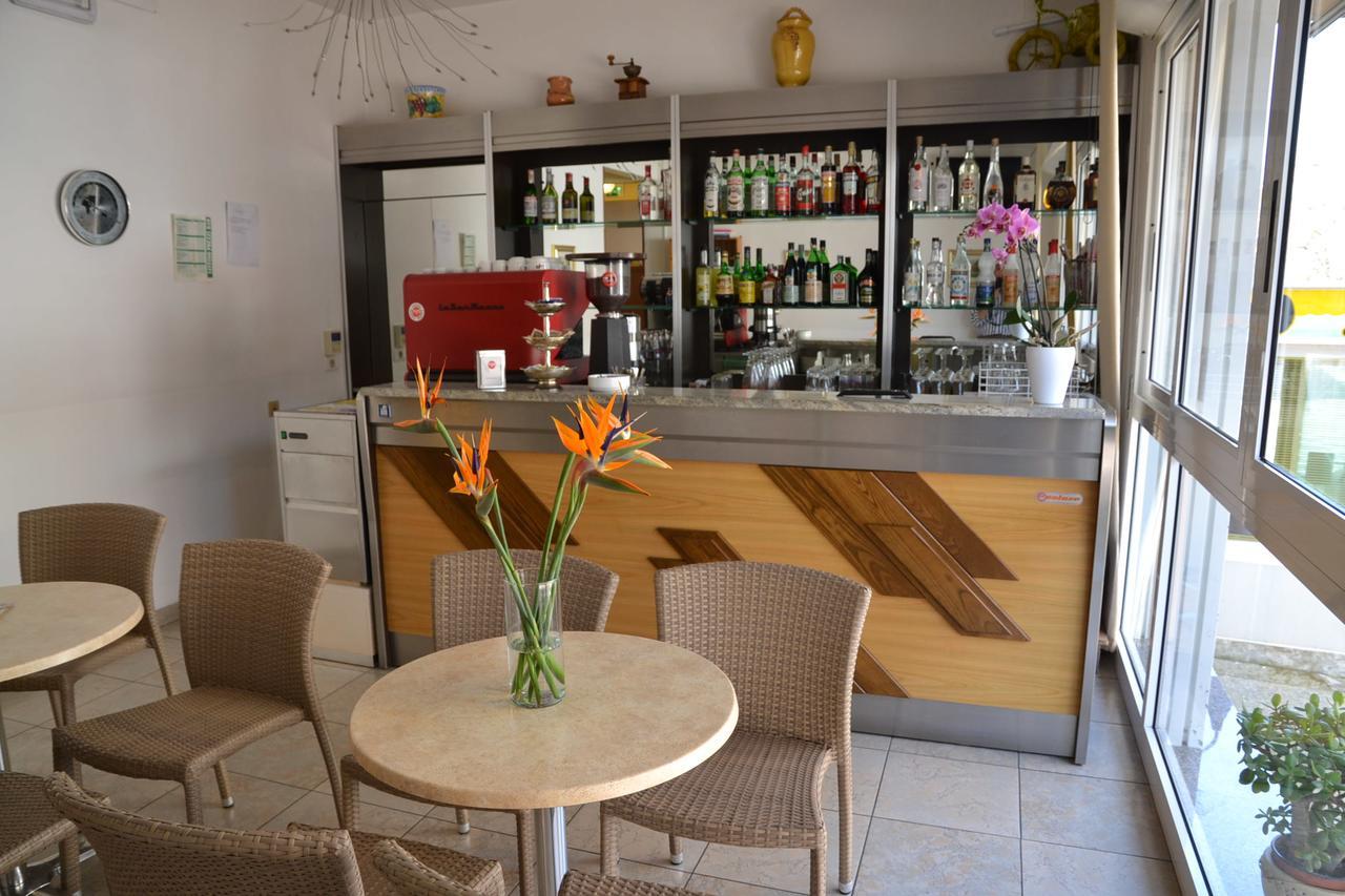 Albergo Larenzia Католика Екстериор снимка