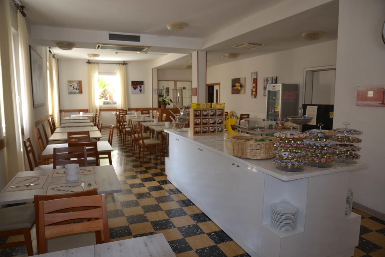 Albergo Larenzia Католика Екстериор снимка