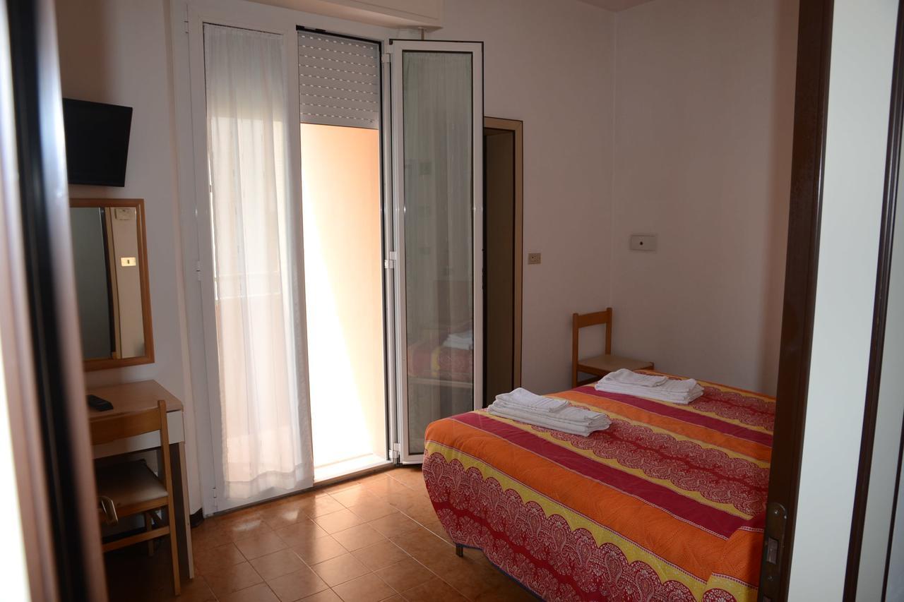 Albergo Larenzia Католика Екстериор снимка