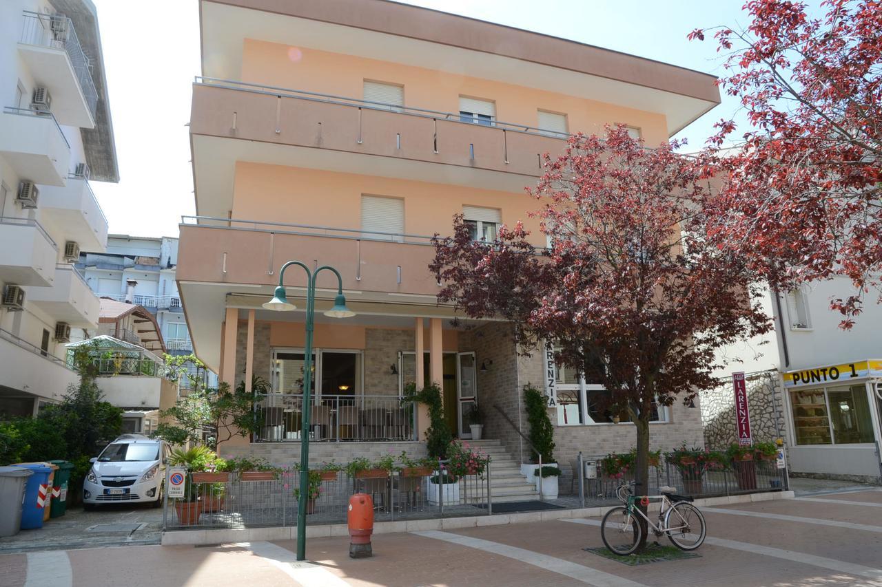 Albergo Larenzia Католика Екстериор снимка