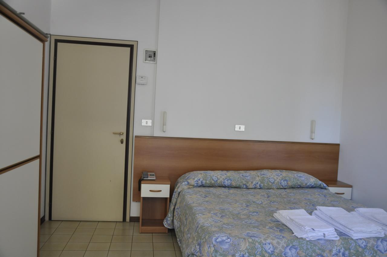 Albergo Larenzia Католика Екстериор снимка