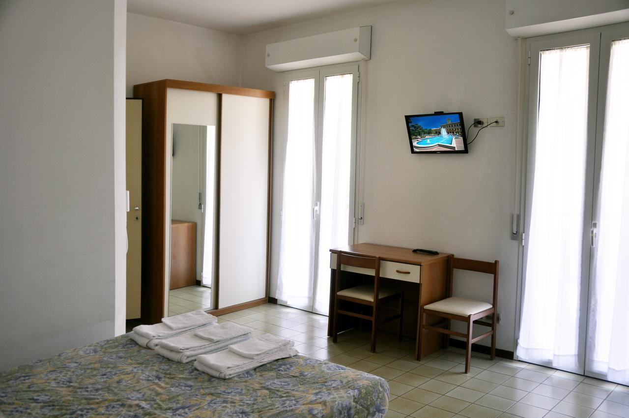 Albergo Larenzia Католика Екстериор снимка