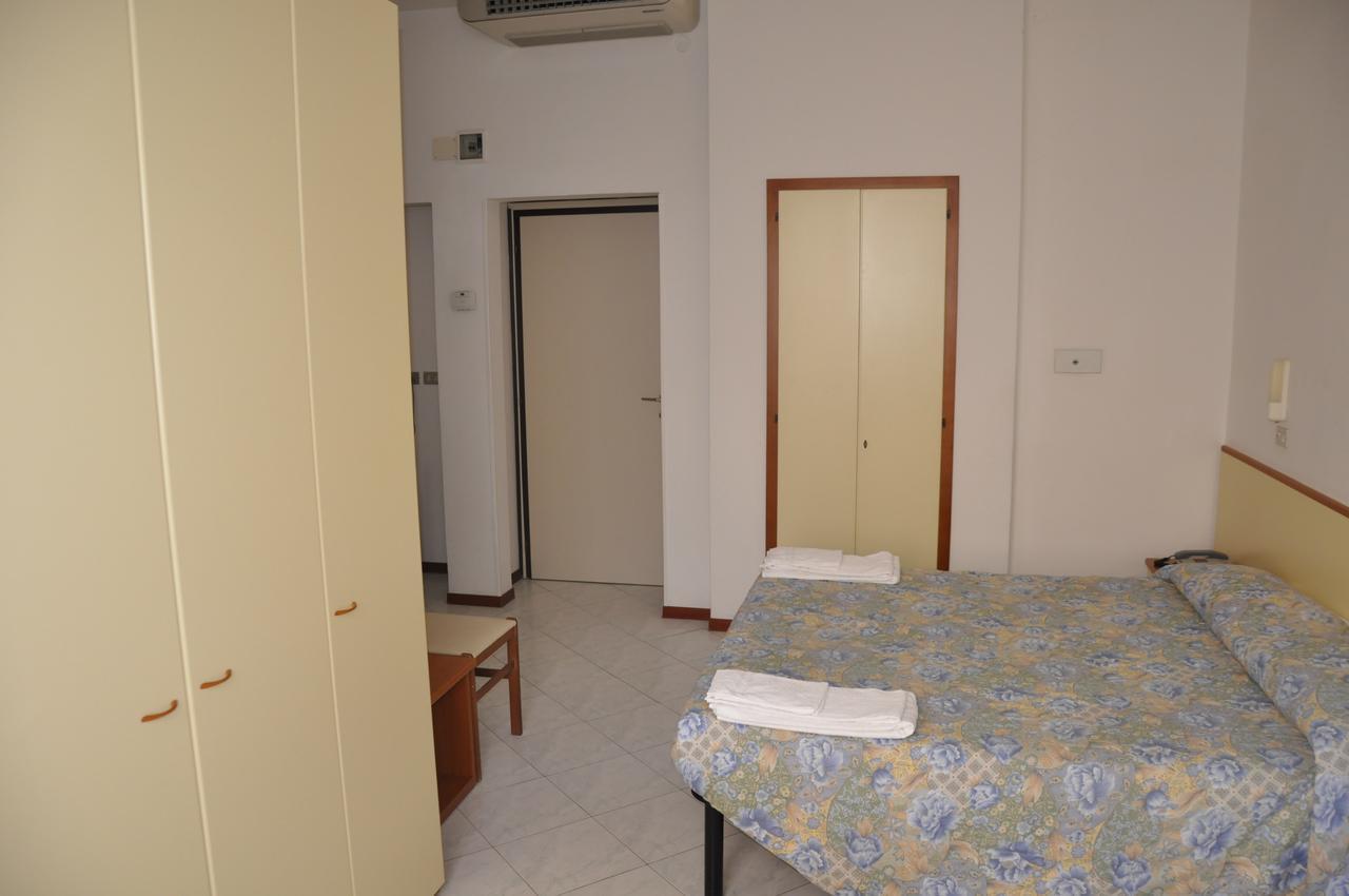 Albergo Larenzia Католика Екстериор снимка